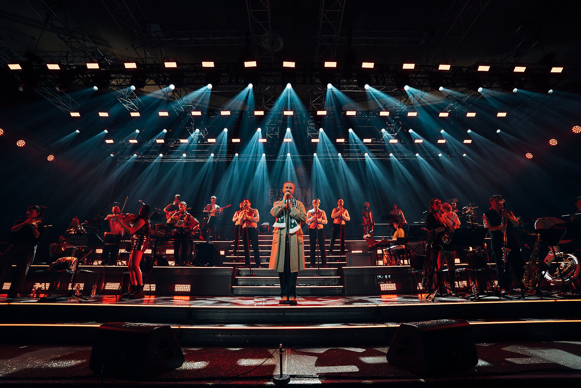 Photo: Jan Böhmermann & das Rundfunk-Tanzorchester (Credit: Agentur Baff) JAN BÖHMERMANN & DAS RUNDFUNK-TANZORCHESTER EHRENFELD